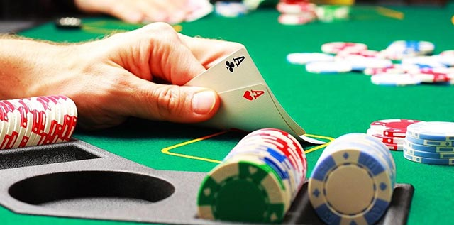 Chi tiết luật chơi Poker vicclub 